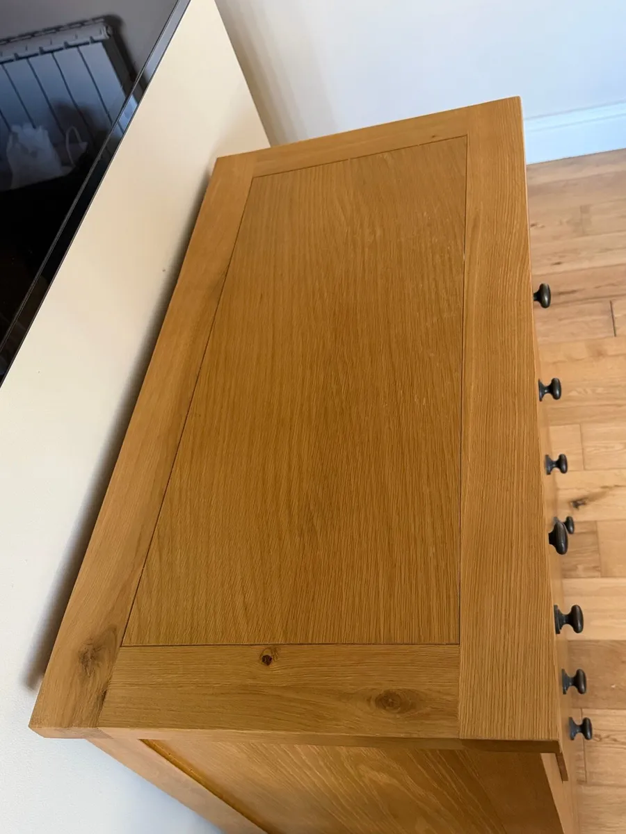 Oak Bedside Lockers and Chest of Drawers - Image 3