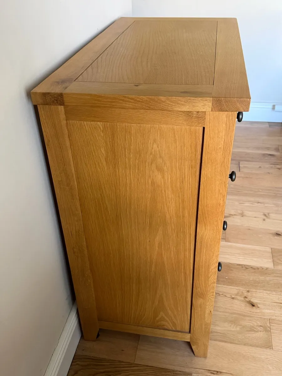Oak Bedside Lockers and Chest of Drawers - Image 4