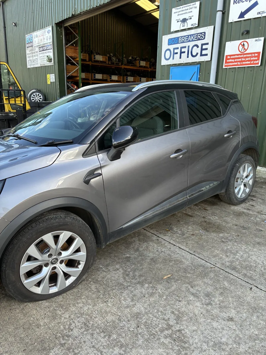 2023 renault captur parts breaking - Image 2