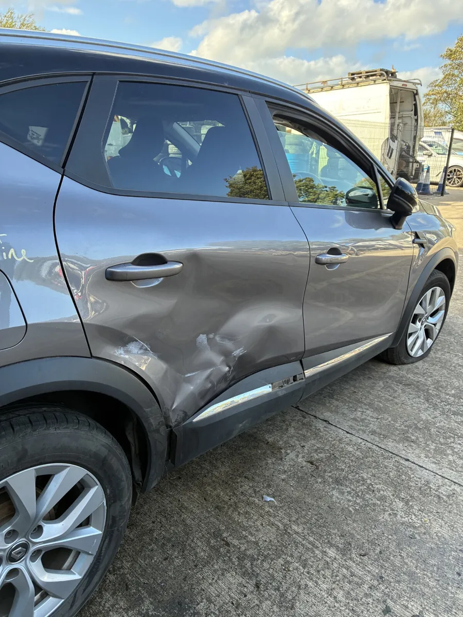 2023 renault captur parts breaking - Image 3