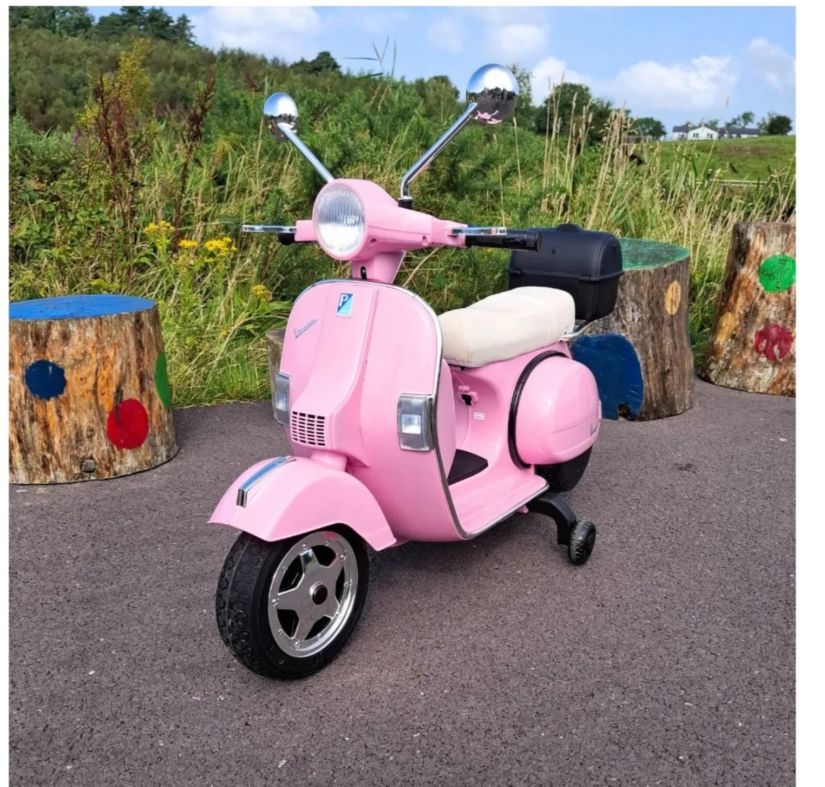 Vespa motorbike - Image 2