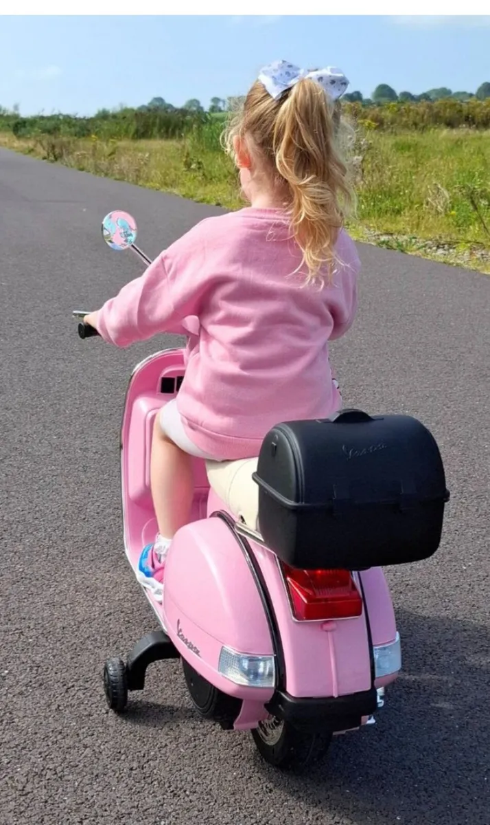 Vespa motorbike - Image 1