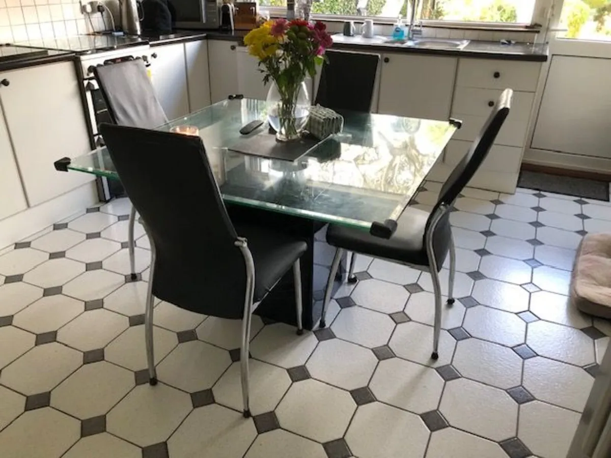 Kitchen table and chairs - Image 1