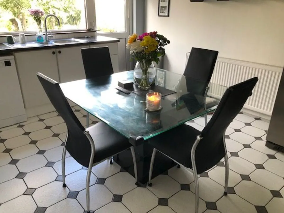 Kitchen table and chairs - Image 2