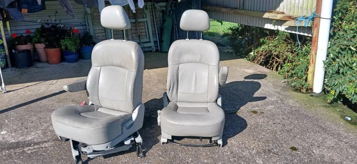 Swivel seats - Image 1