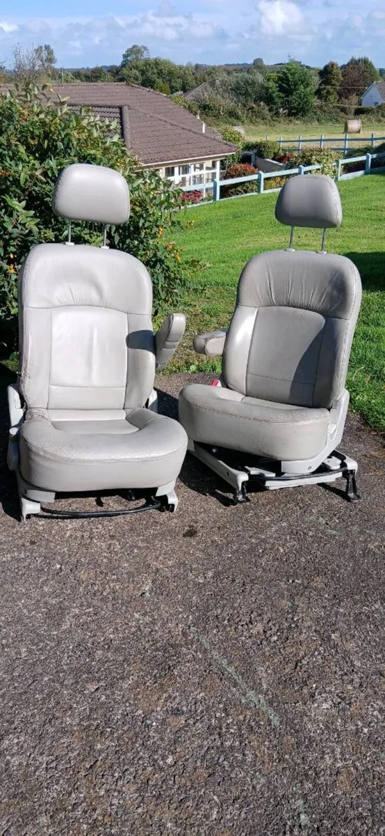 Swivel seats - Image 2