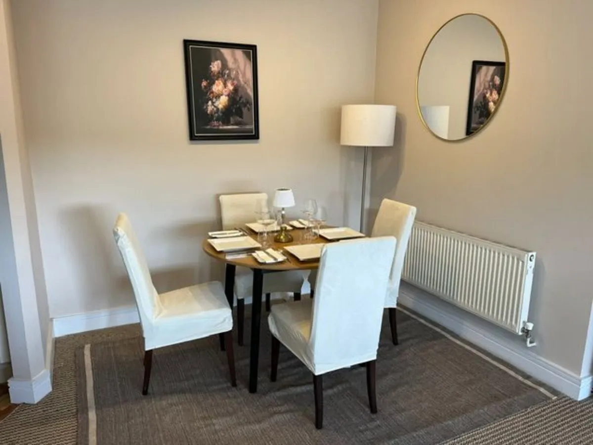 Table and 4 chairs - Image 1