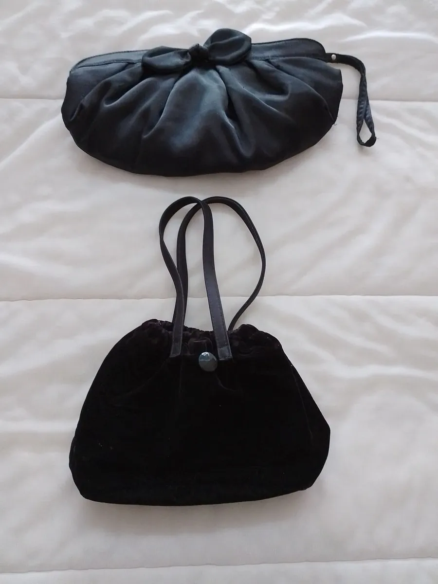 COLLECTION OF 8 VINTAGE BLACK CLUTCH BAGS. - Image 4