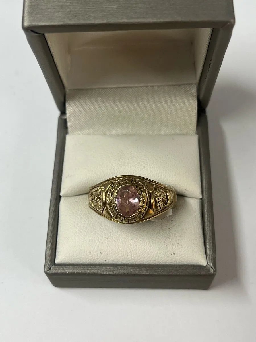 9k gold ring with pink stone. - Image 3