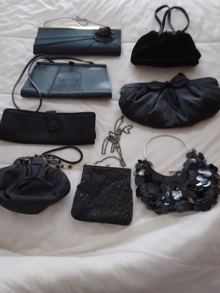 COLLECTION OF 8 VINTAGE BLACK CLUTCH BAGS. - Image 1