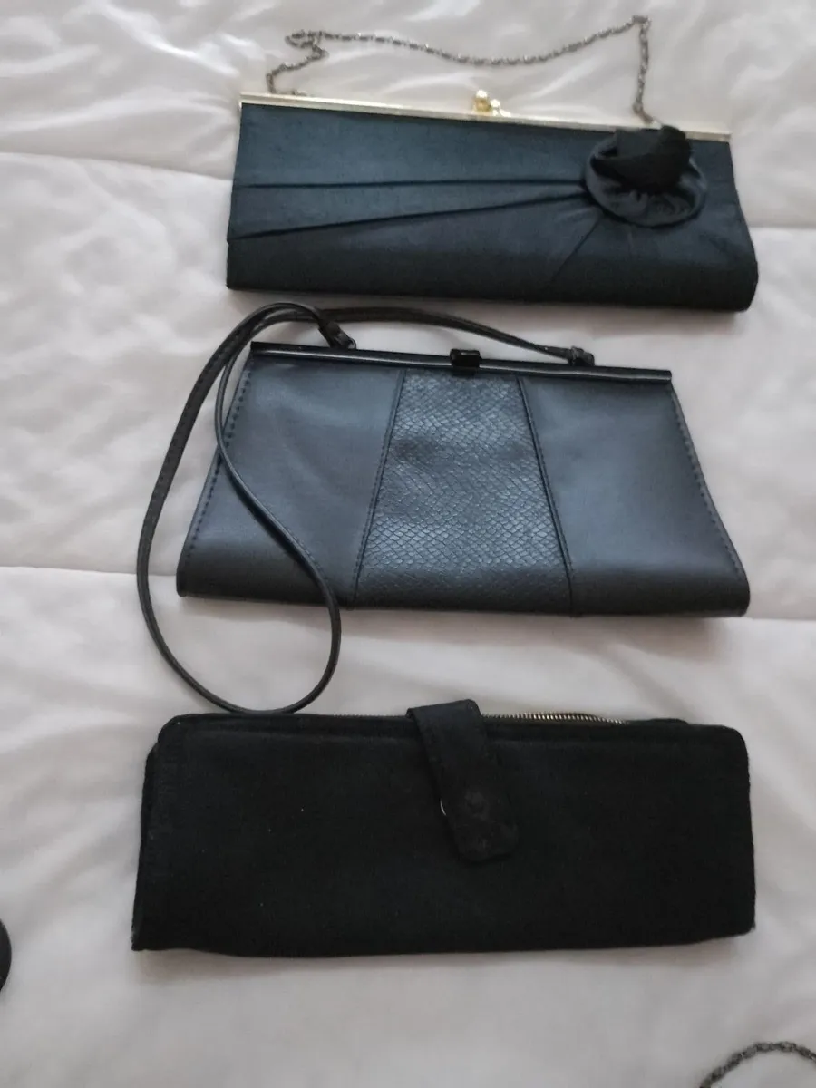 COLLECTION OF 8 VINTAGE BLACK CLUTCH BAGS. - Image 2