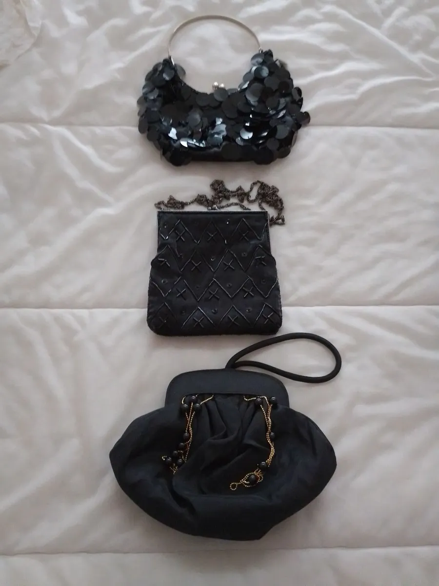 COLLECTION OF 8 VINTAGE BLACK CLUTCH BAGS. - Image 3