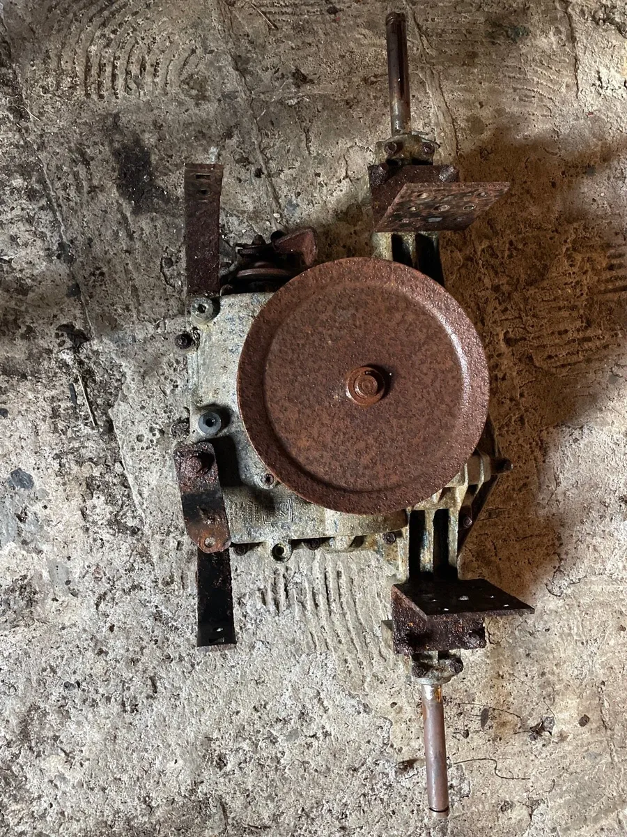 Husqvarna ride on manual gear box. - Image 1