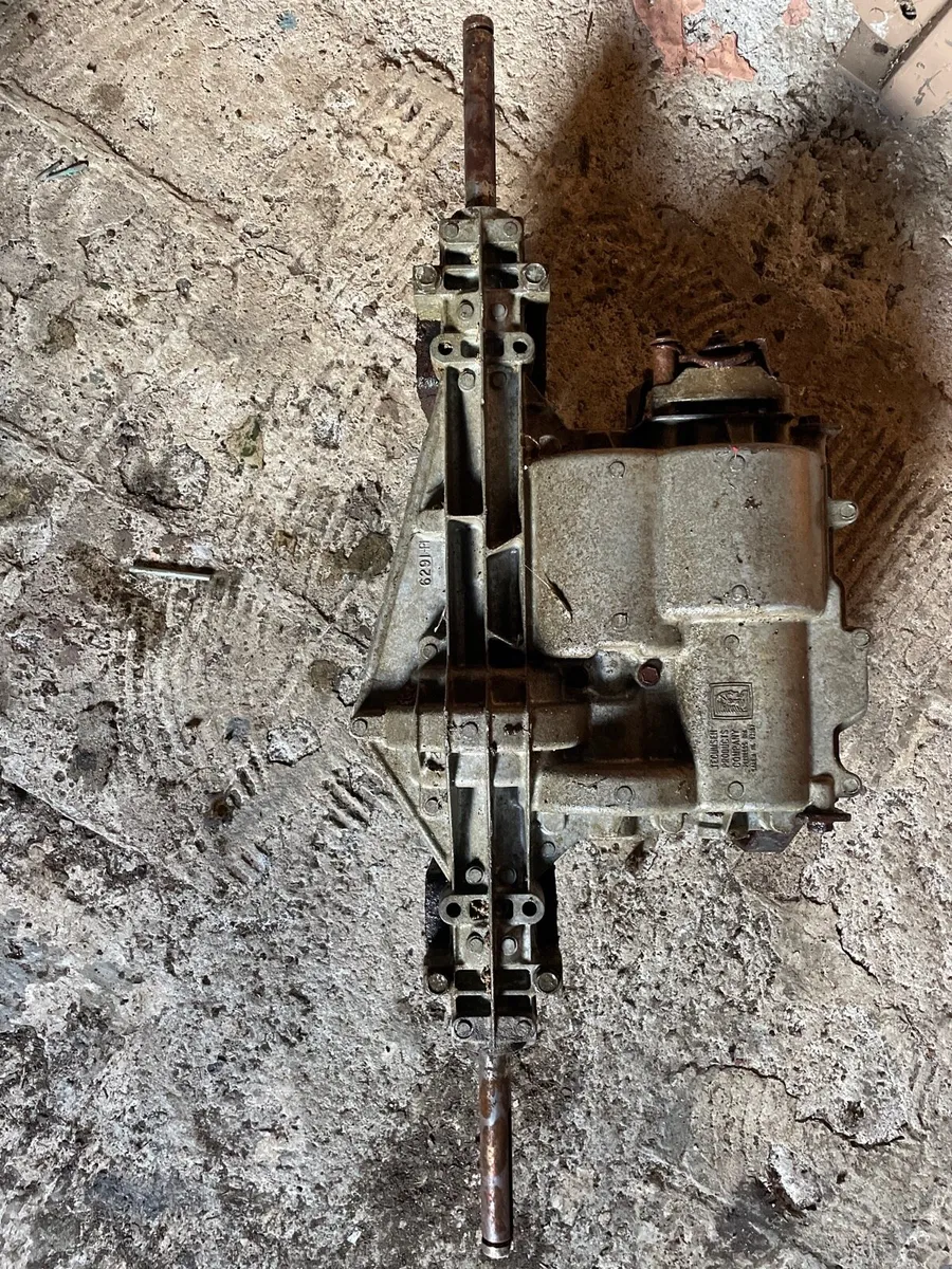 Husqvarna ride on manual gear box. - Image 2