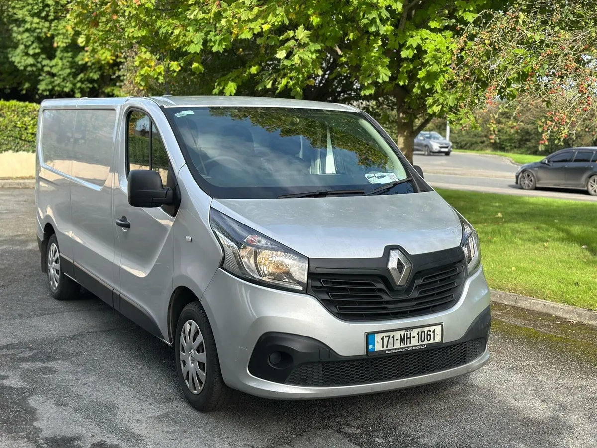 2017 Renault traffic cvrt and tax - Image 1
