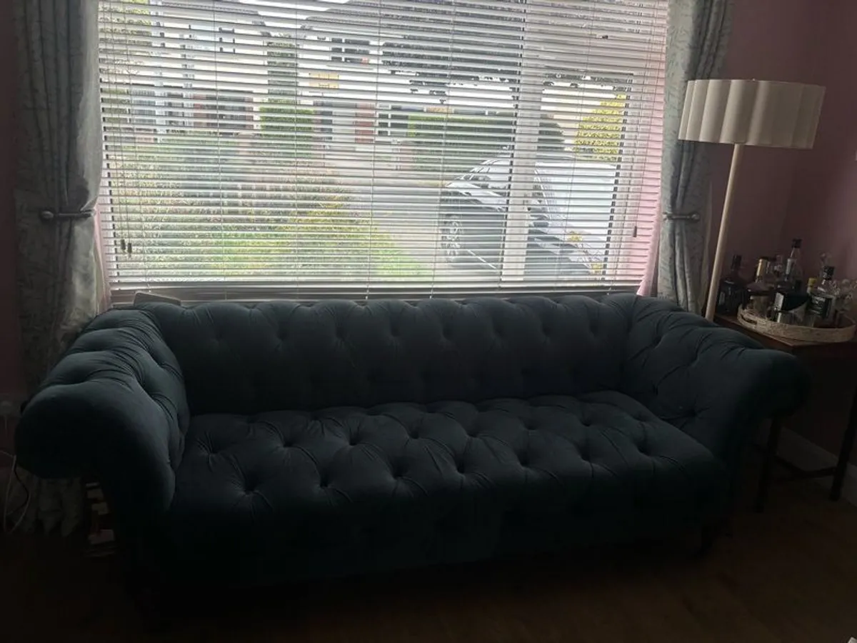 Beautiful blue velvet Chesterfield sofa - Image 3
