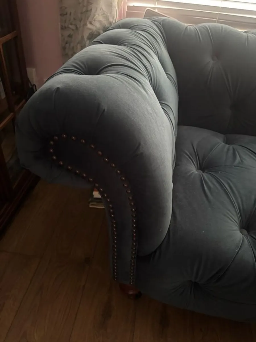 Beautiful blue velvet Chesterfield sofa - Image 4