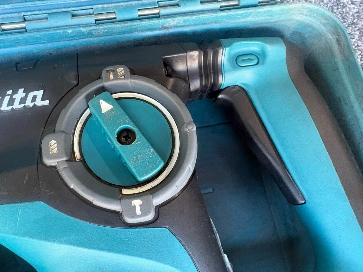 Makita HR2811 3 Mode Hammer Drill - Image 3