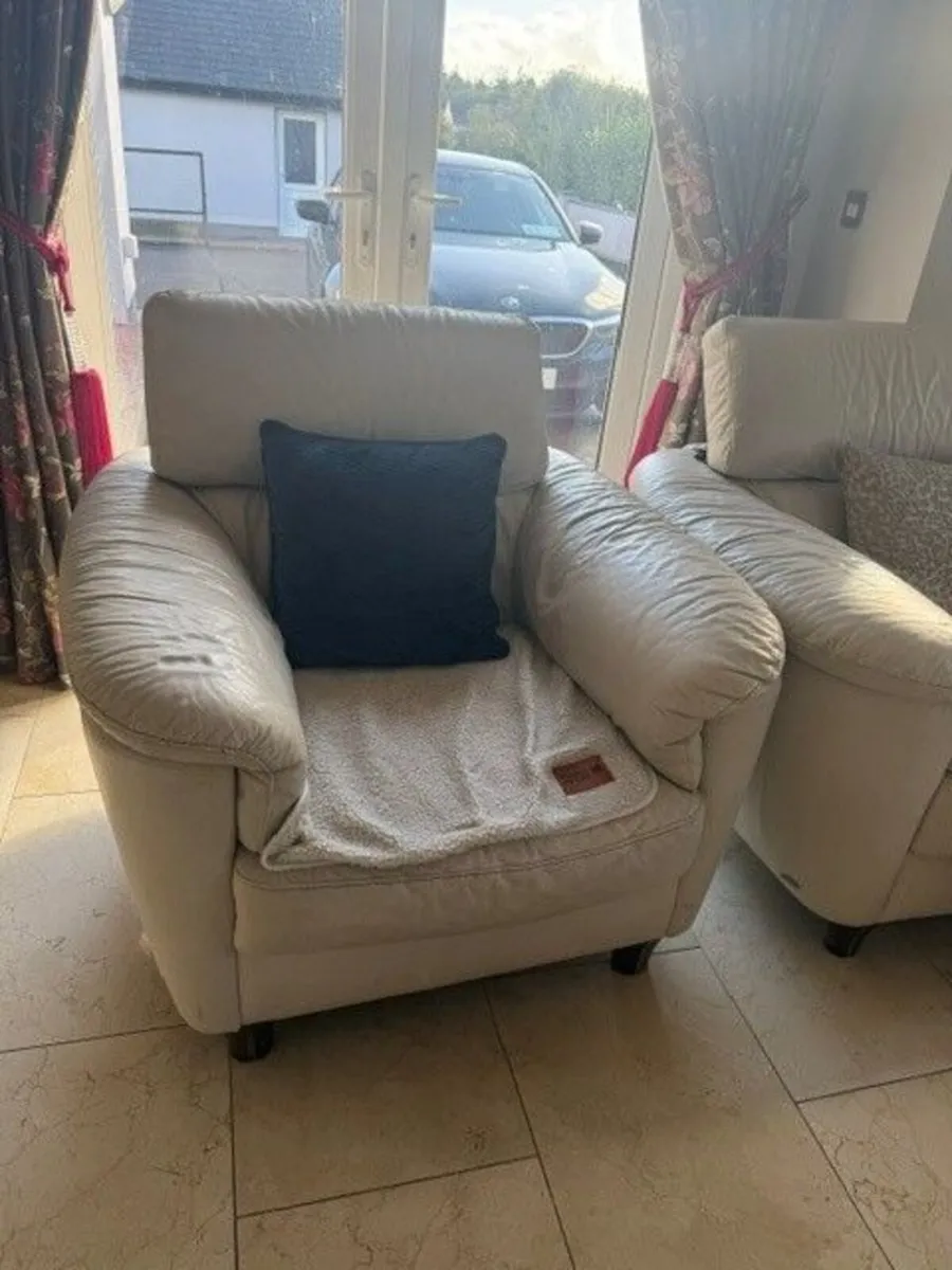 Large suite of furniture - Image 1