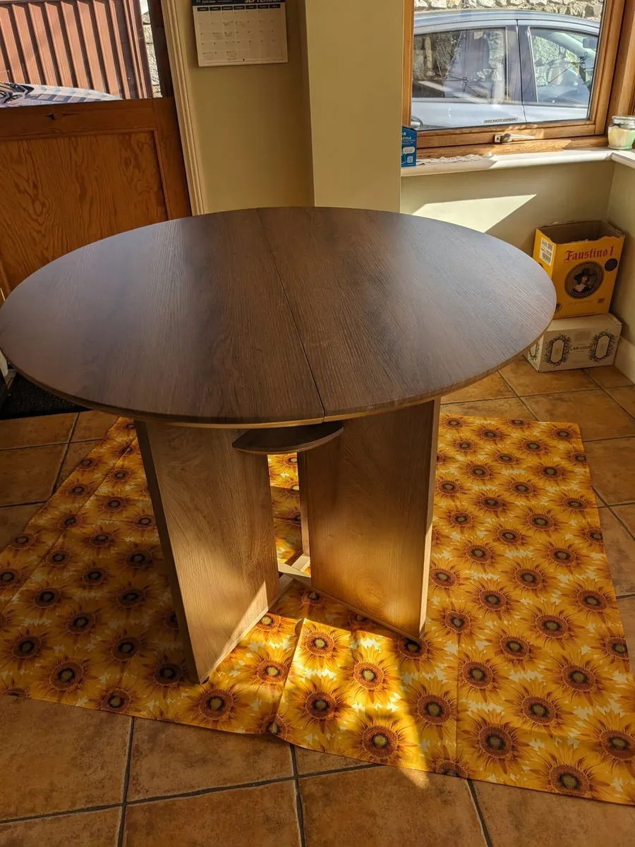 Dining/kitchen circular table.  Diameter 100cm. - Image 1