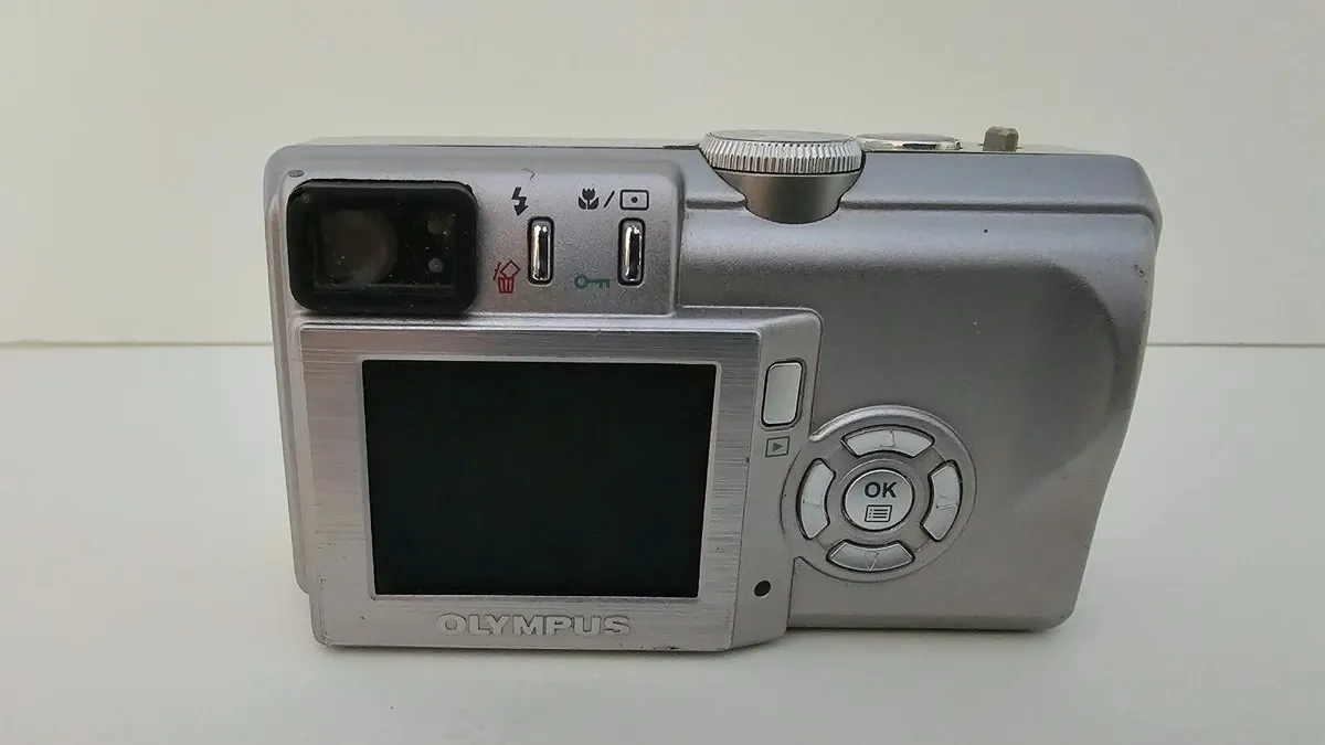 Olympus C-60 Camera - Image 2