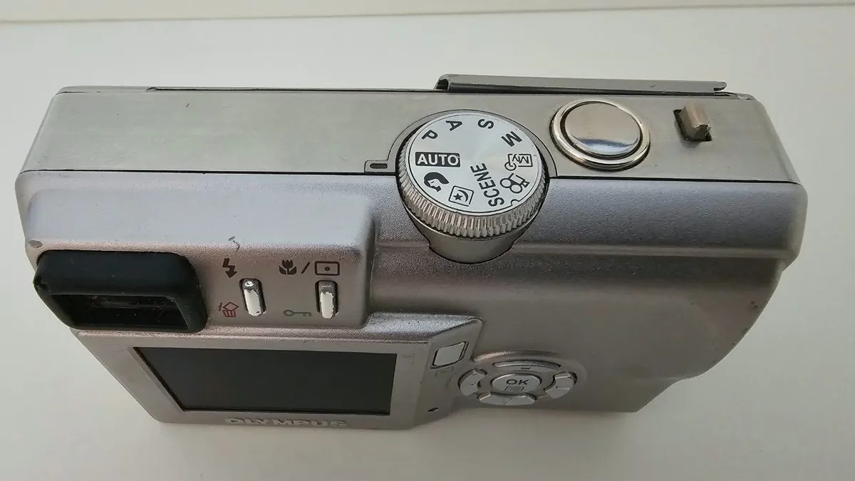 Olympus C-60 Camera - Image 3