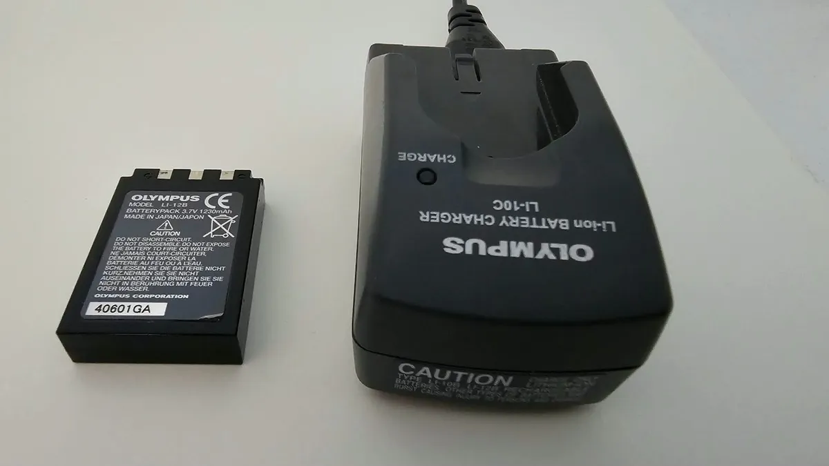 Olympus C-60 Camera - Image 4