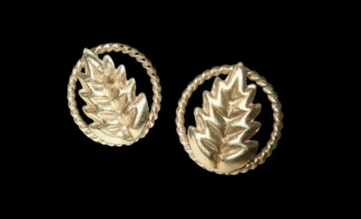 Vintage Hallmarked 18ct Gold Leaf Stud Earrings - Image 3