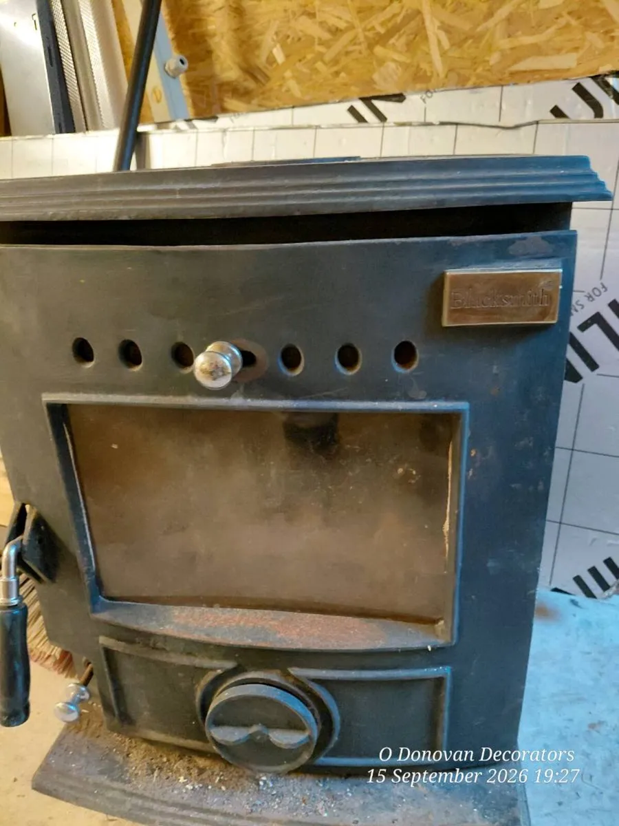 Stove and chimney - Image 1