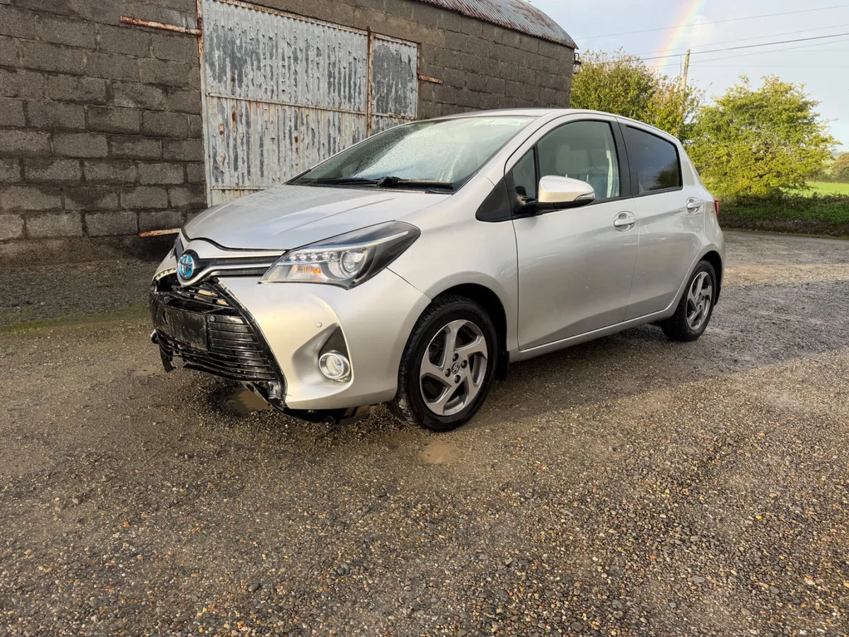 2014 Toyota Yaris petrol hybrid Automatic - Image 3