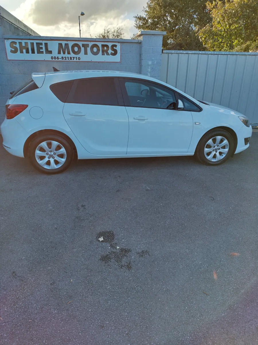 Opel Astra 2015 - Image 1