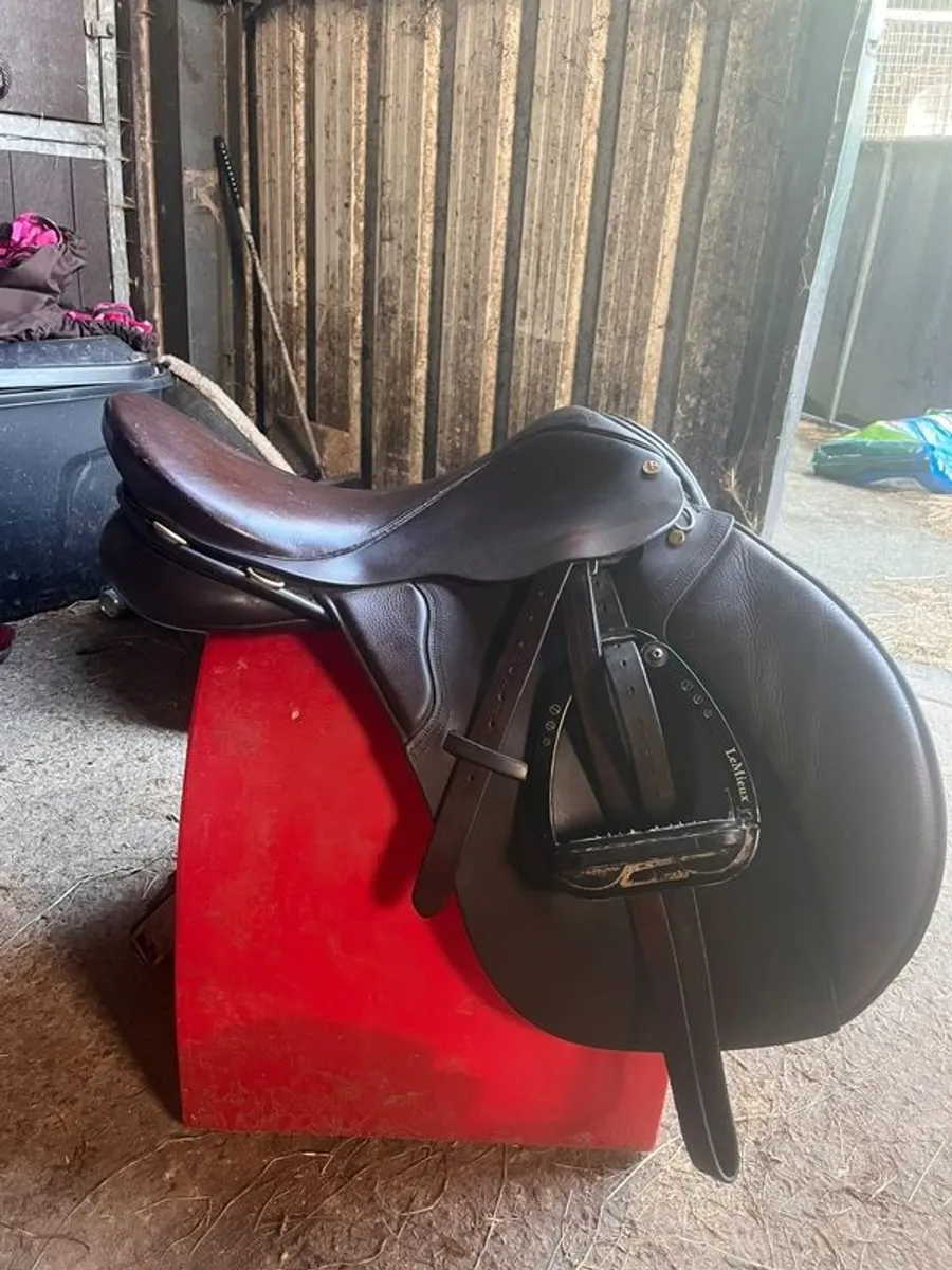 saddle 17.5 inch - Image 1