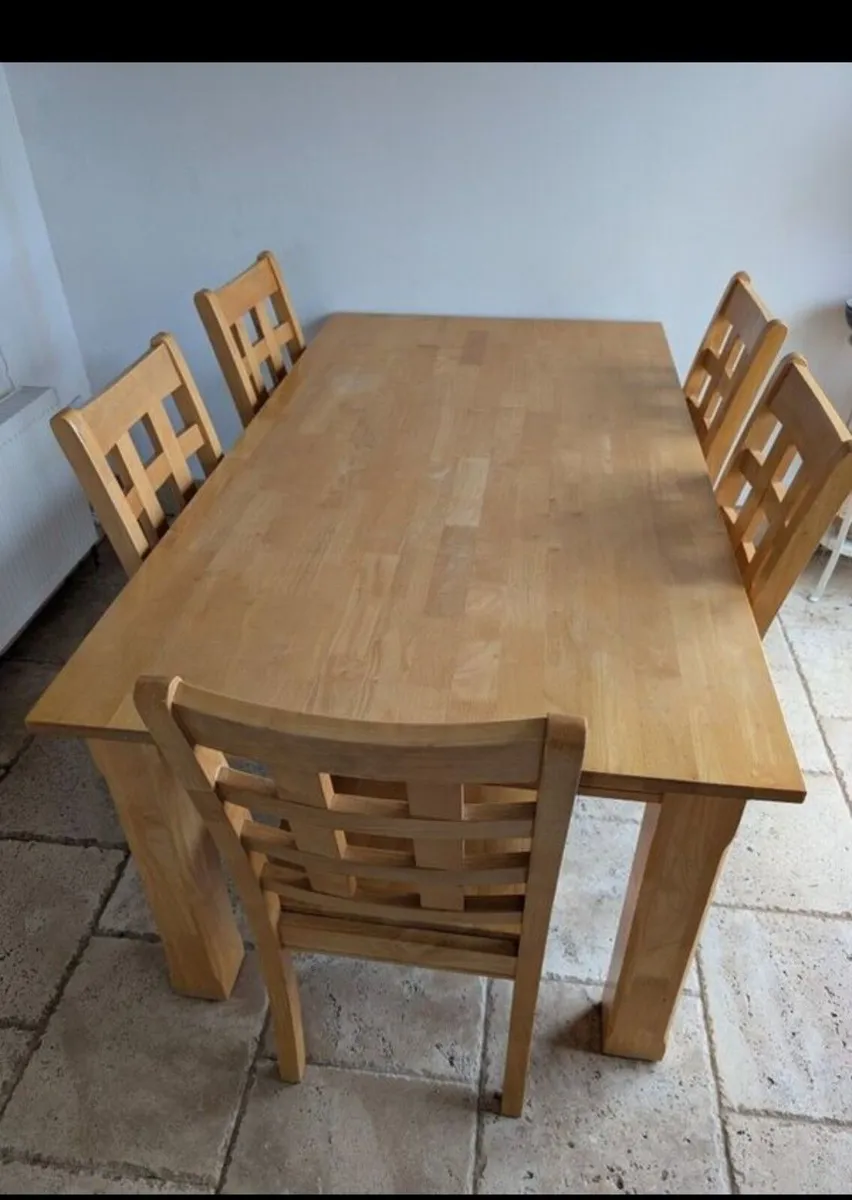 Table and chairs - Image 1