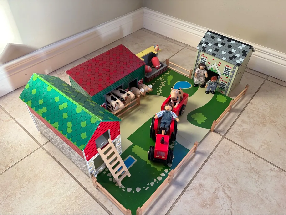Wooden toy farm - Image 1