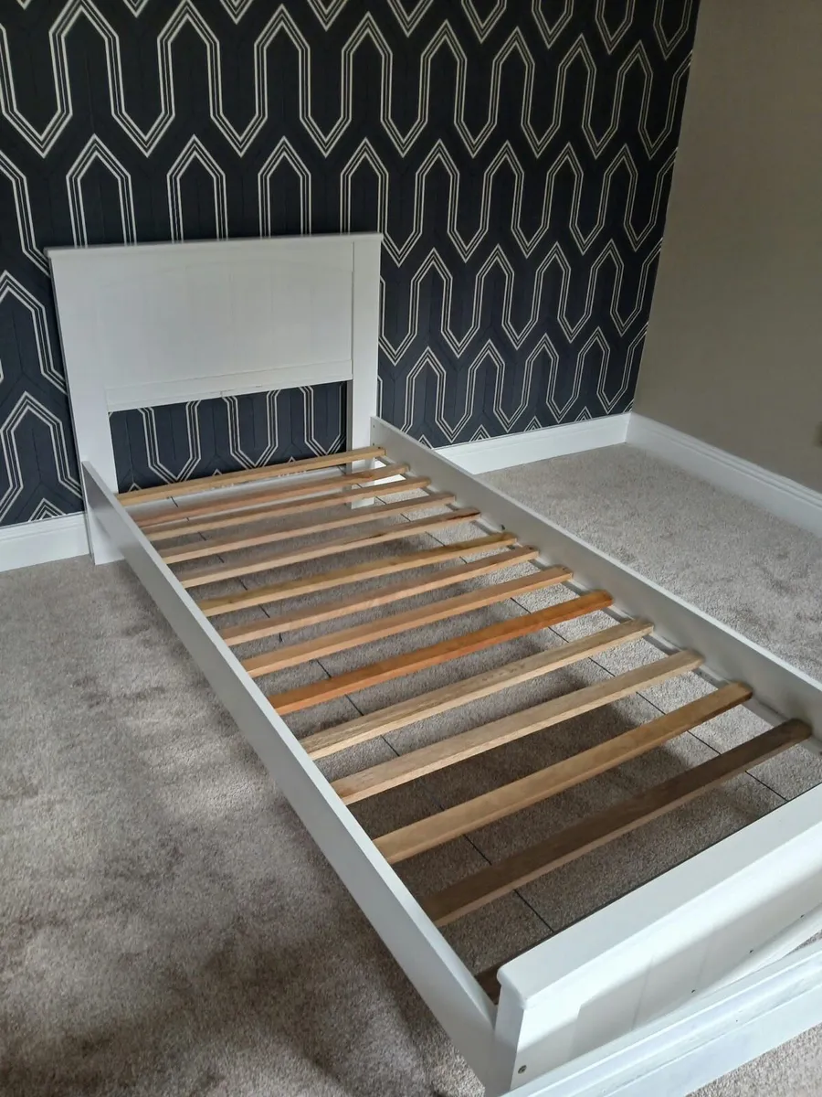 Single beds - Image 1