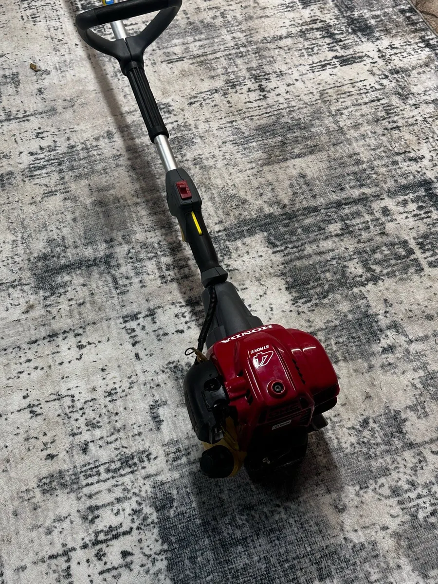 Honda 4 stroke strimmer - Image 1