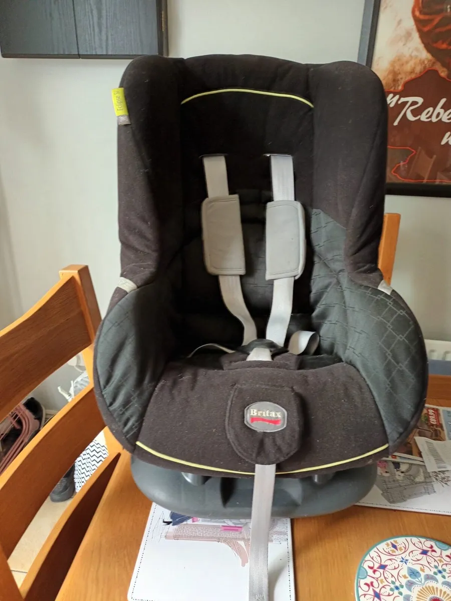 child’s car seat - Image 1
