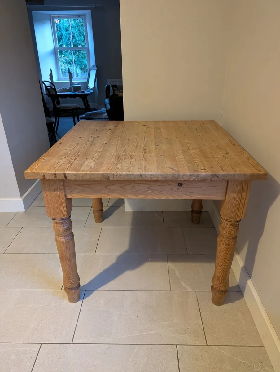 Kitchen table - Image 1