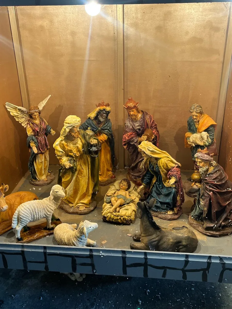 Christmas Nativity Crib including figurines. - Image 1