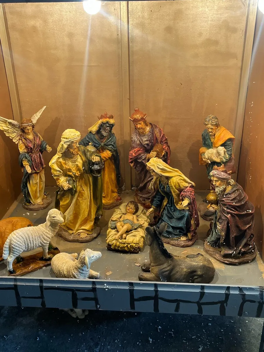 Christmas Nativity Crib including figurines. - Image 2