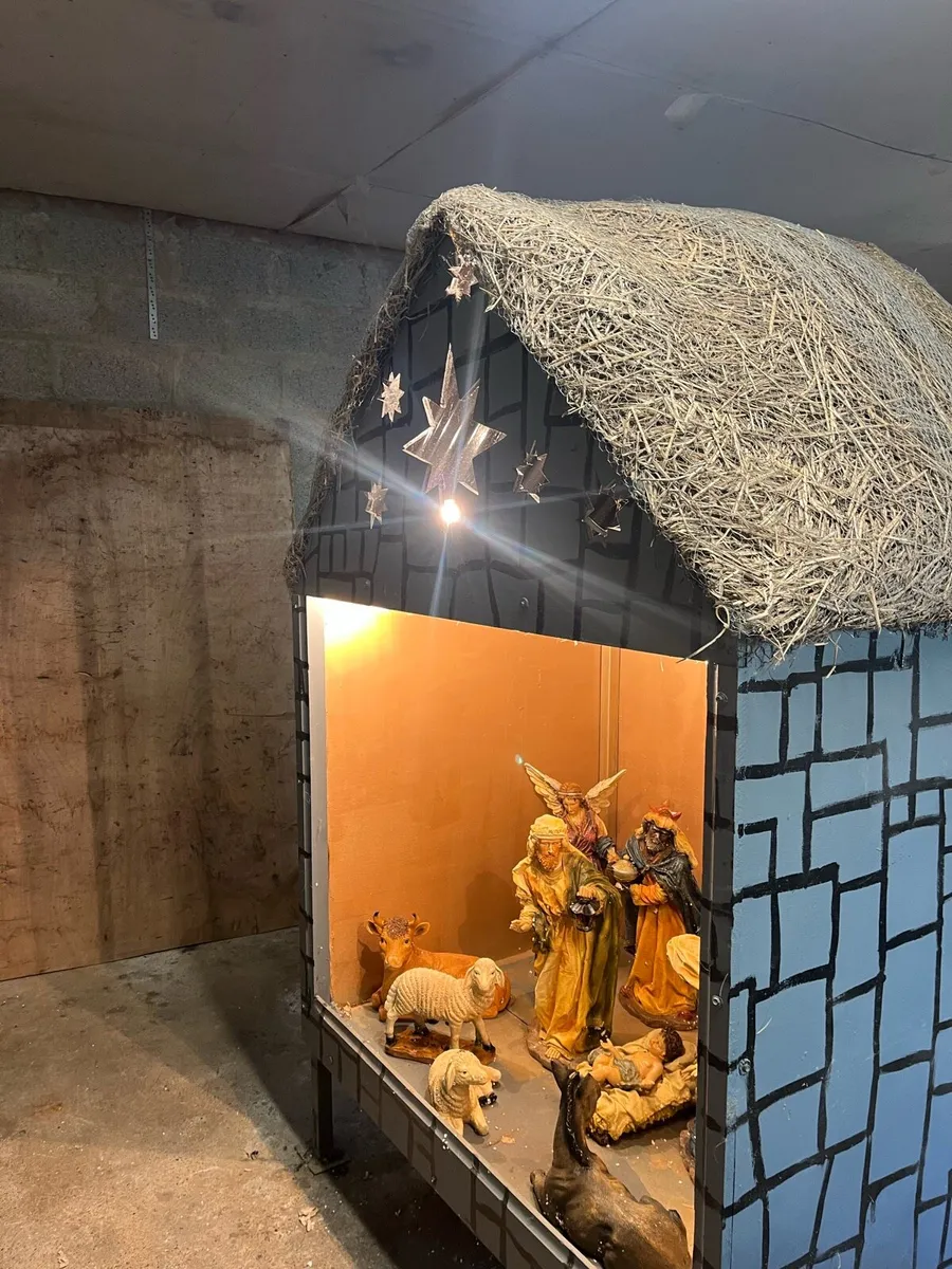 Christmas Nativity Crib including figurines. - Image 3