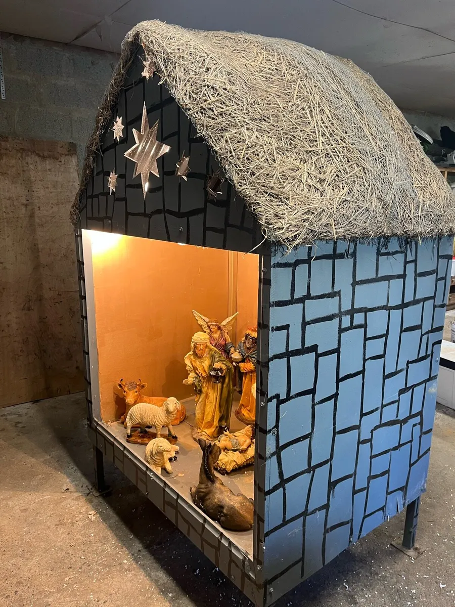 Christmas Nativity Crib including figurines. - Image 4