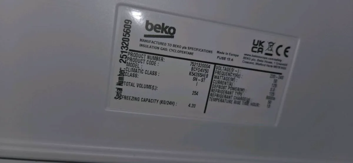 Beko integrated fridge freezer - Image 2