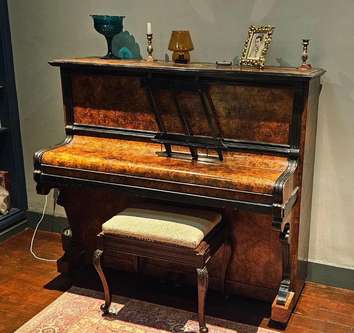 Piano and stool - Image 1