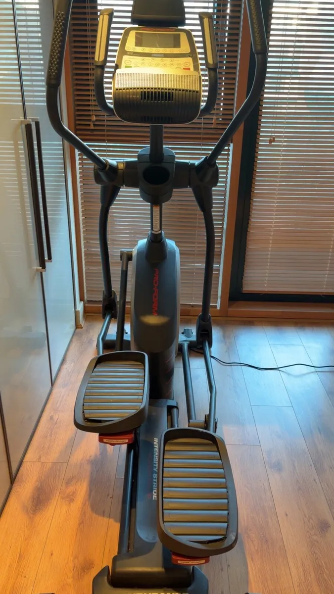 Cross Trainer Endurance 720 E Elliptical - Image 4
