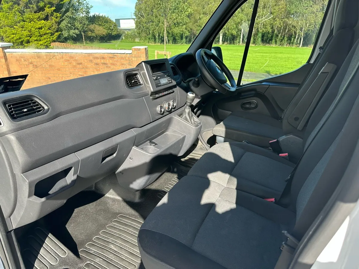 Renault Master - Image 2