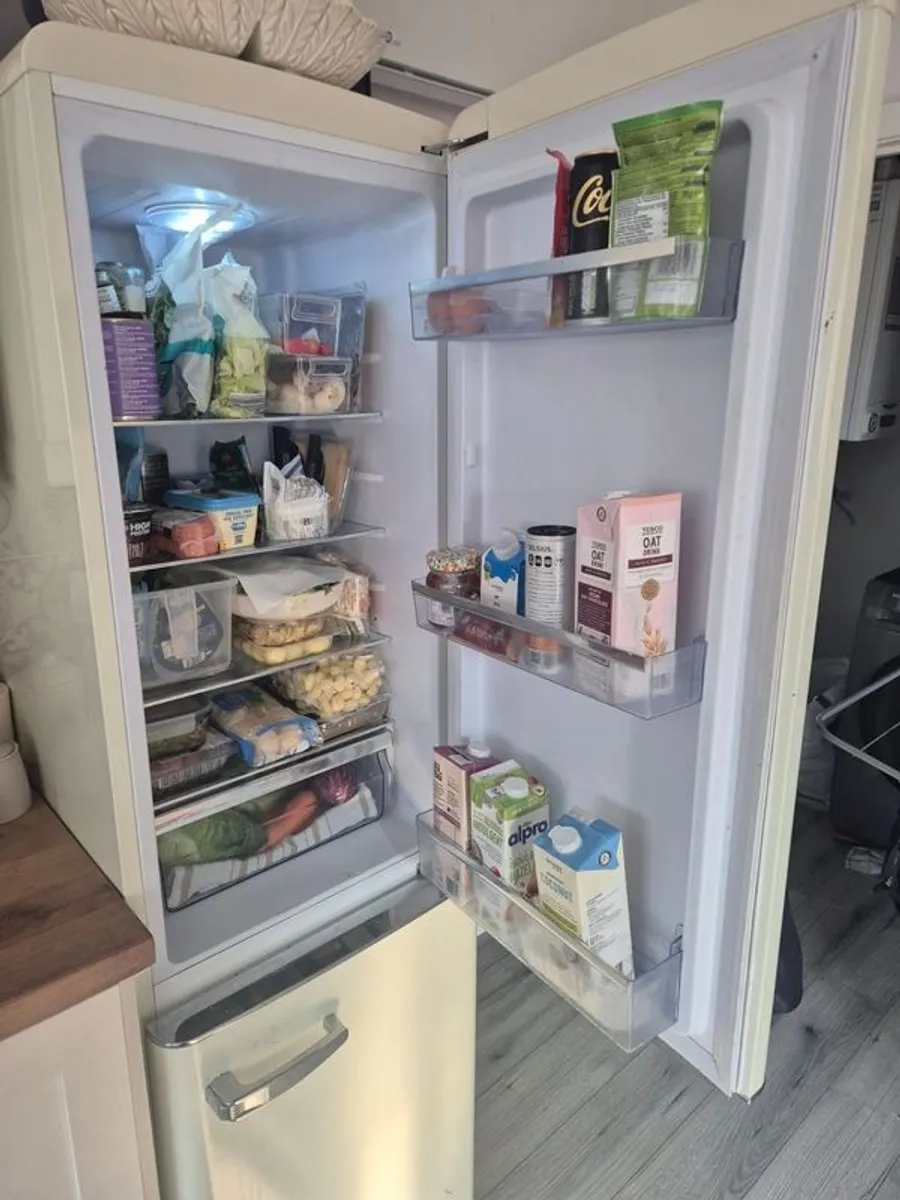 ElectriQ Retro Cream Fridge Freezer - Image 3