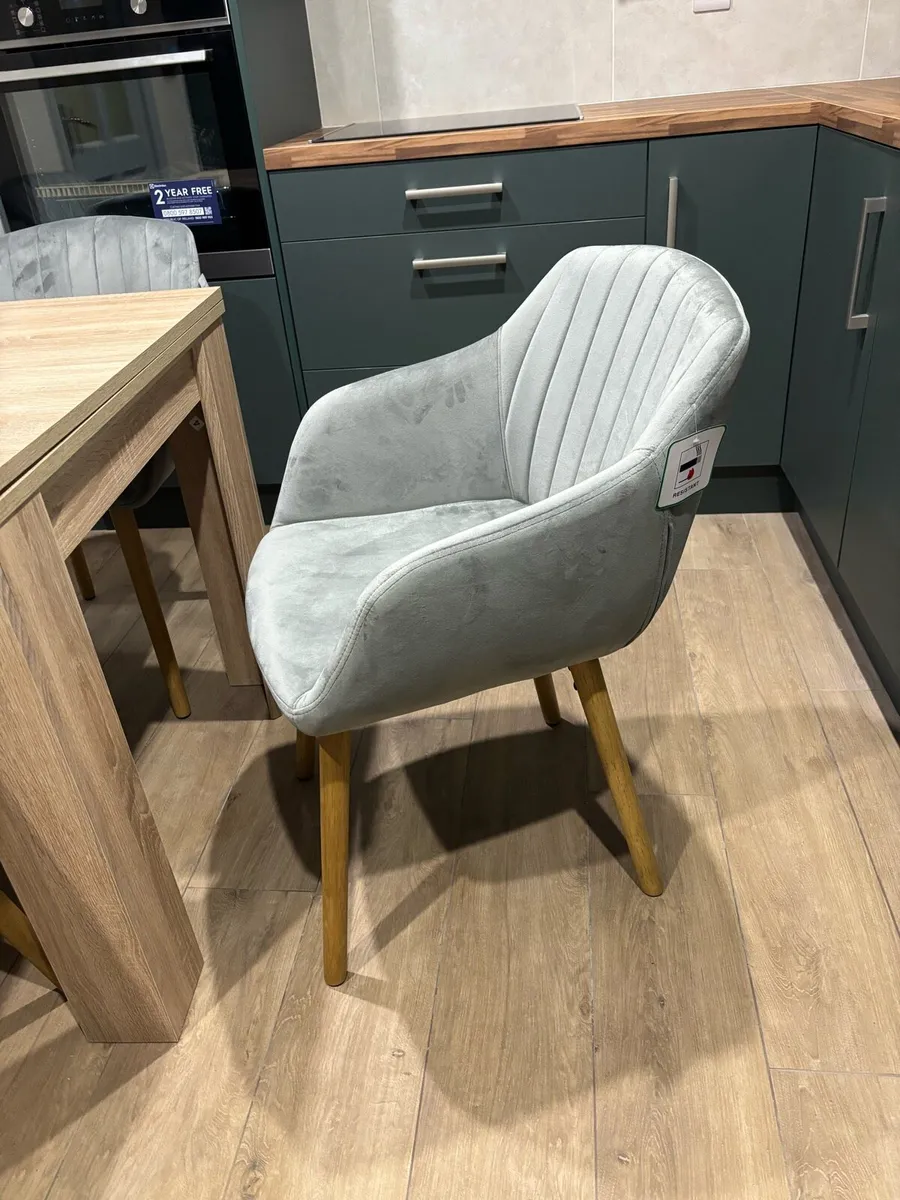 Kitchen table and 4 chairs - Image 3