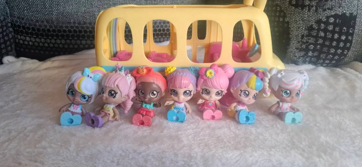 Kindi kid mini dolls and school bus - Image 1