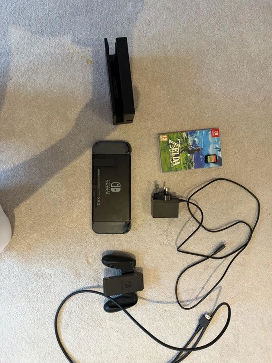 nintendo switch with 2 games - Image 2
